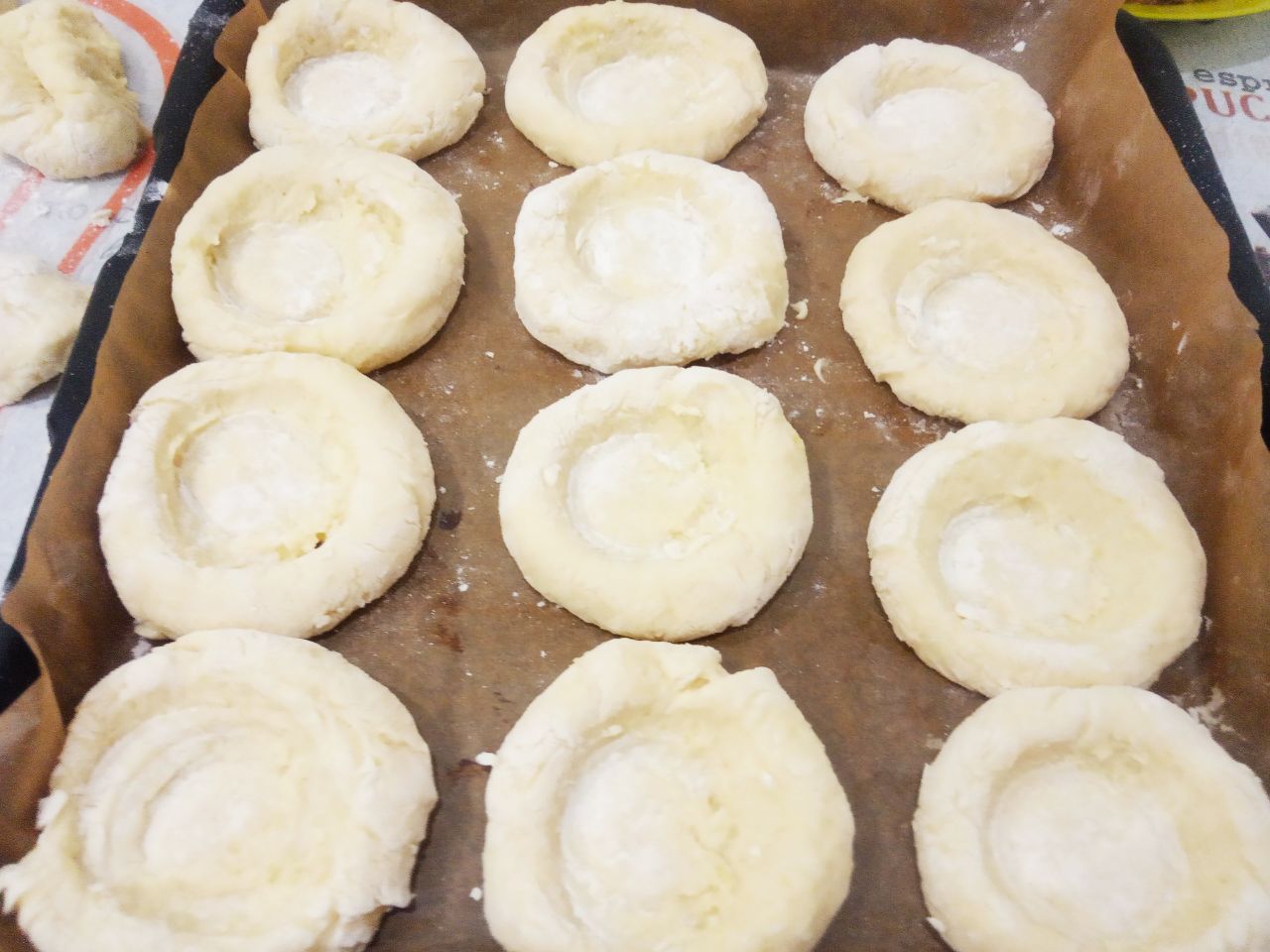 Картофельные гнёзда с мясной начинкой, сладким перцем и сыром: Стопкой в колобках делаем углубление.