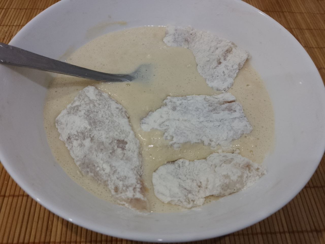 Филе минтая в кляре, простое и вкусное блюдо: Затем с помощью вилки окунаем кусочки в кляр.