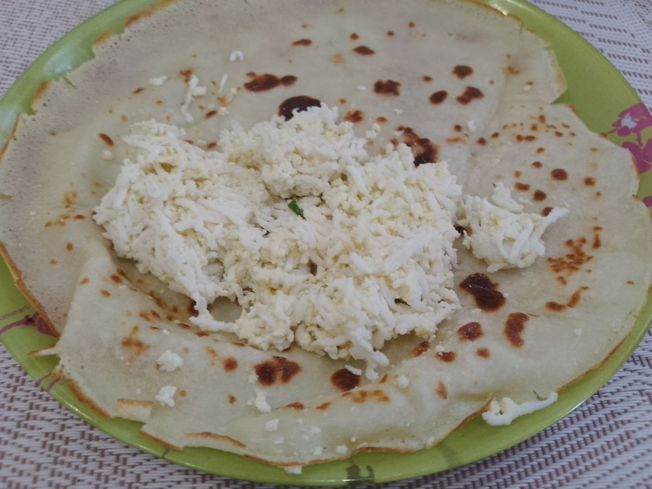 Блины с яичной начинкой, вкусные и сытные: На блин кладем начинку и заворачиваем по своему усмотрению.