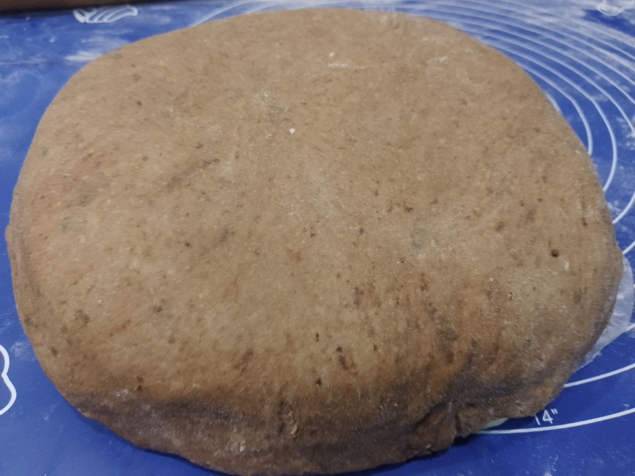 Булочки из слоеного теста с корицей и изюмом: Верхний круг теста раскатываем побольше размерами и накрываем так, чтобы все тесто закрылось.