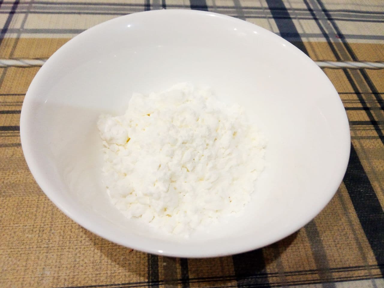 Печенье с начинкой из кокосовой стружки, просто и вкусно: Добавляем крахмал и кокосовую стружку, размешиваем.