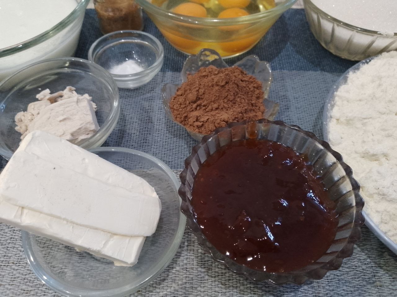 Воздушные булочки из дрожжевого теста с вареньем и корицей