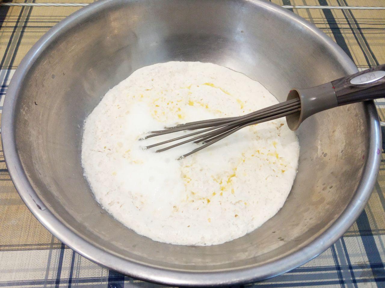 Круассаны с начинкой из заварного крема и джема: Разбиваем в смесь яйца, растопленное сливочное масло и соль, размешиваем.