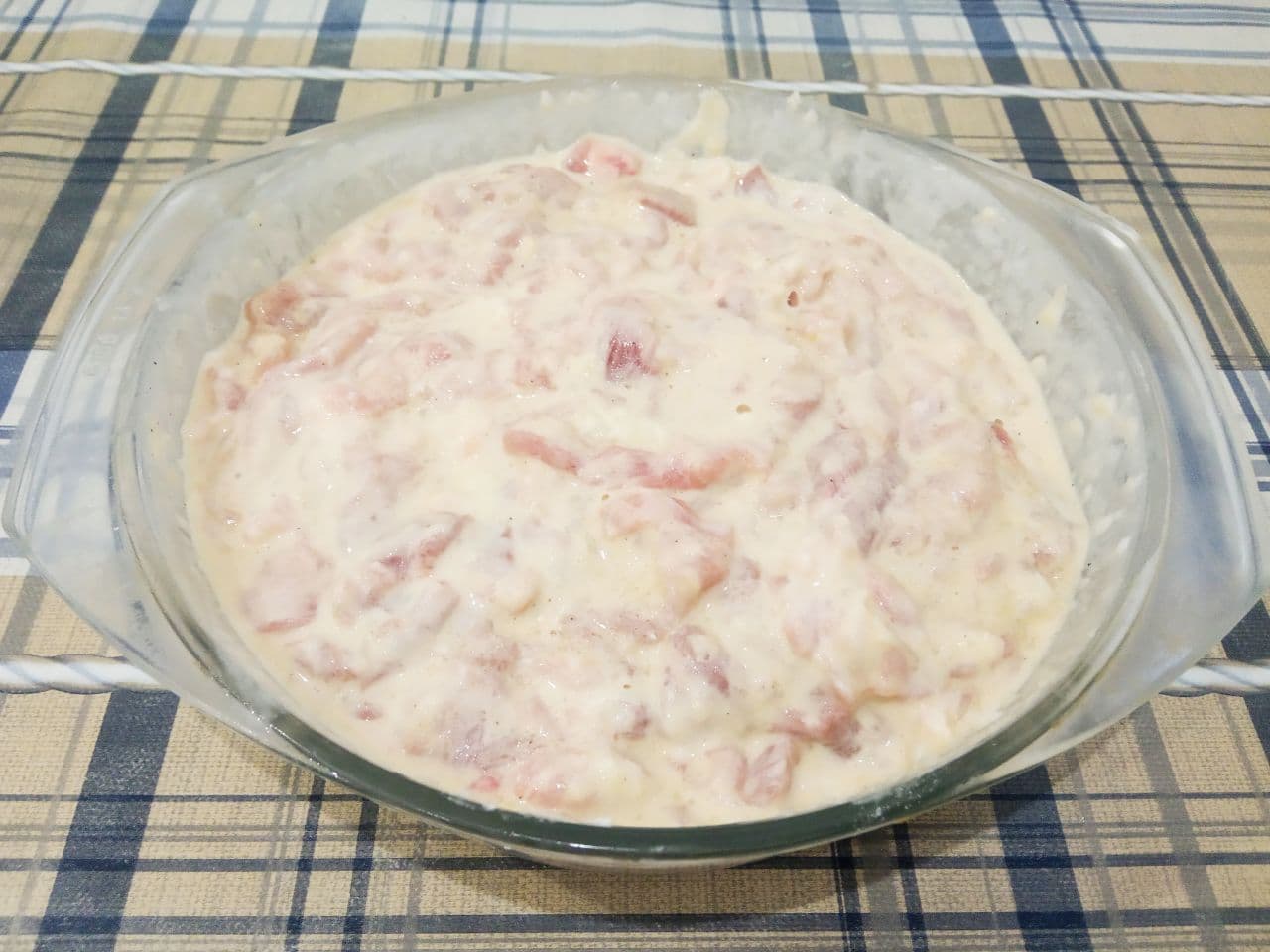 Котлеты из мелко рубленного мяса, сочные и нежные: Соединяем полосочки мяса, сметаны, муки, крахмала, яиц и соевого соуса, перемешиваем. Солим и перчим по вкусу