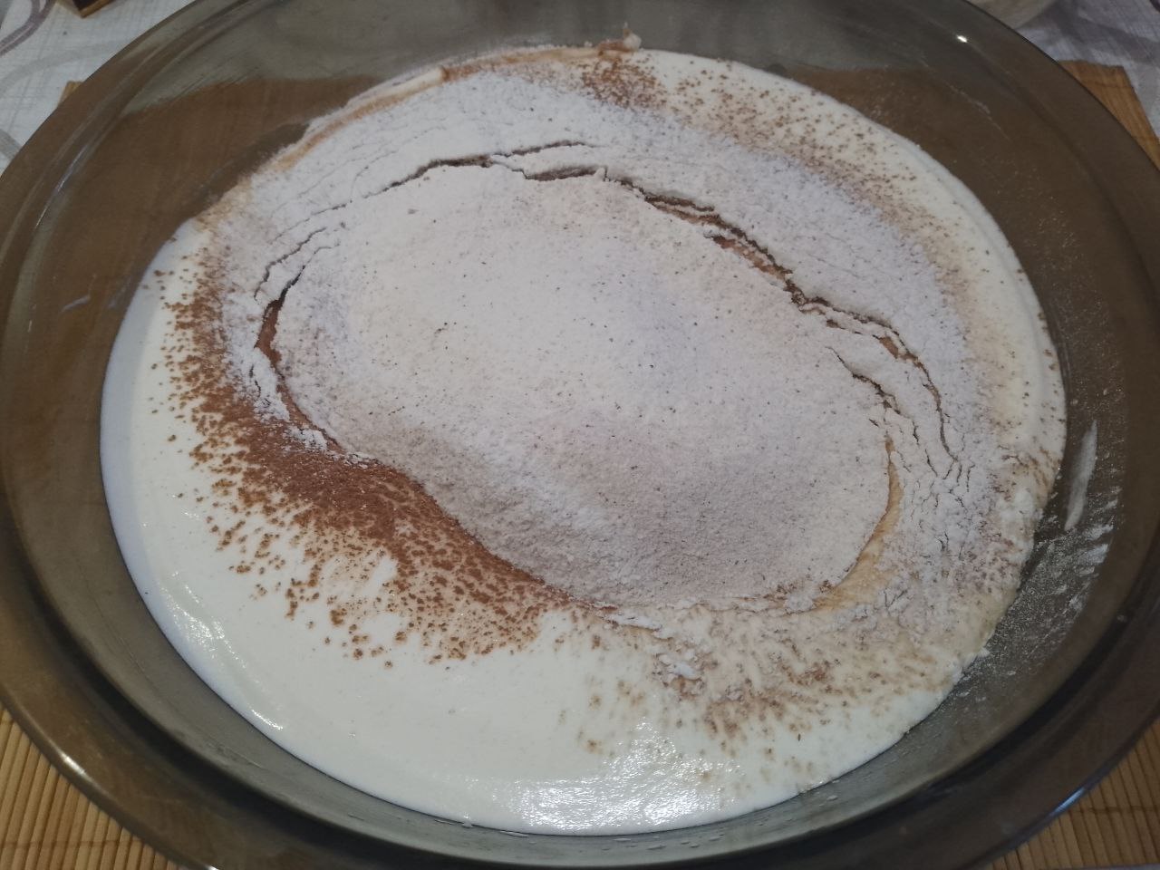 Шоколадный торт с нежным кремом из сметаны, сливок и сухофруктов: Муку и какао просеиваем  в яичную массу и осторожно перемешиваем.