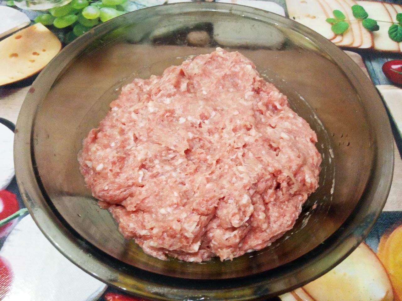 Простой рецепт пельменей со свининой из заварного теста: Мясо промываем, просушиваем, разрезаем на кусочки и пропускаем через мясорубку вместе с луком. Фарш солим и