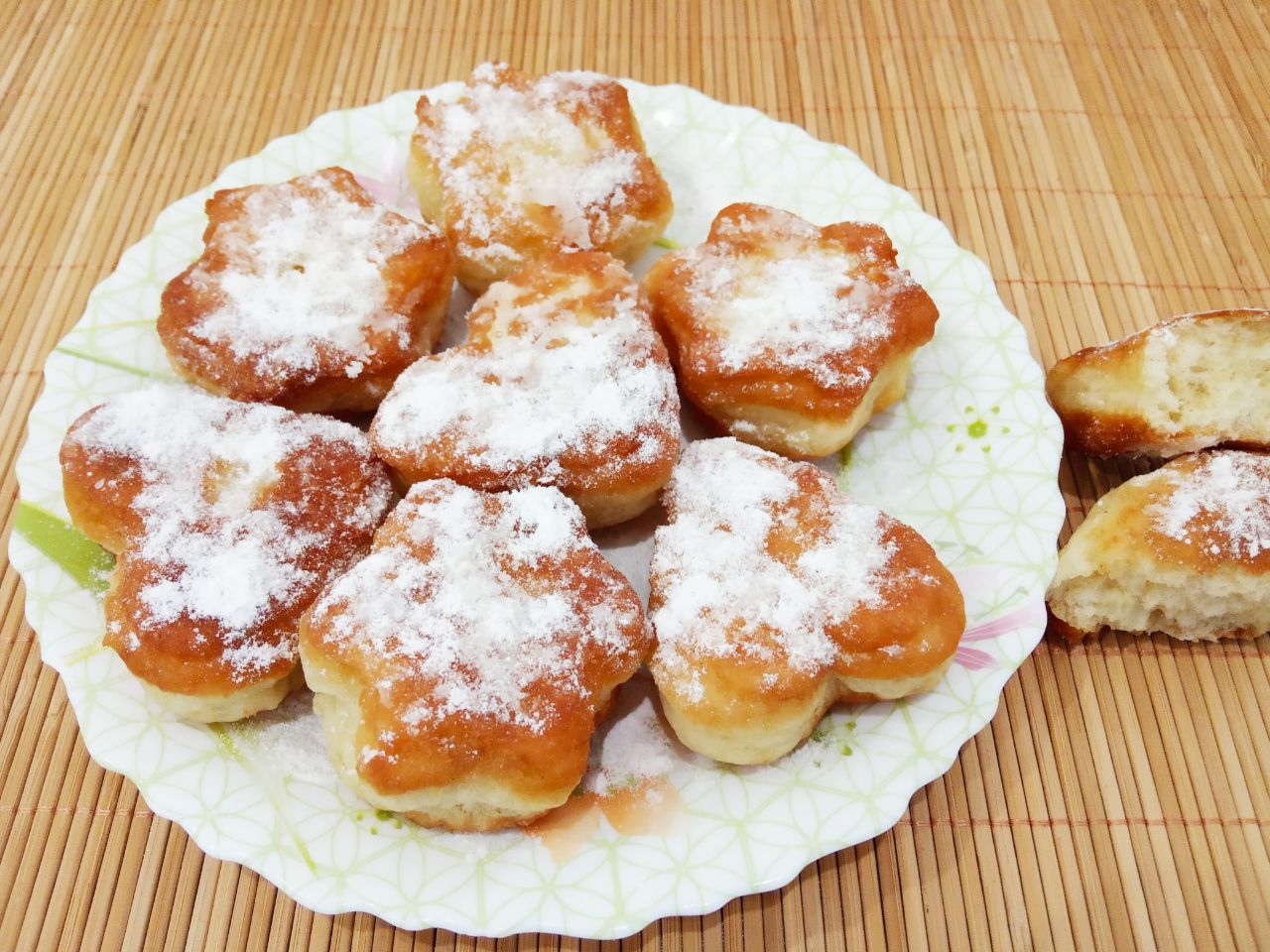 Творожная выпечка на сковороде к чаю, быстро и вкусно: Обжаренную выпечку кладем на бумажное полотенце, чтобы удалились излишки жира. Затем перекладываем выпечку на
