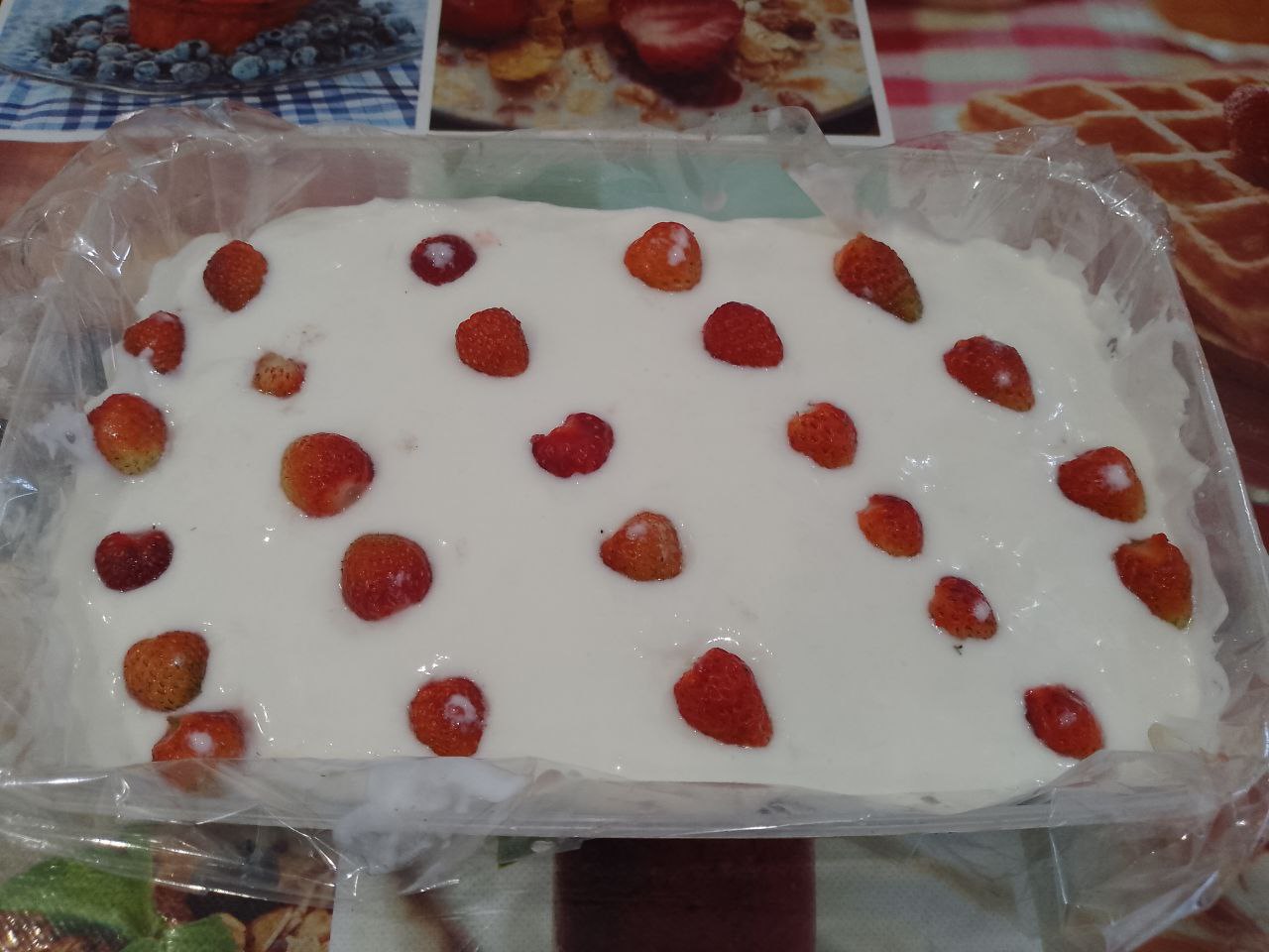 Клубничное желе из ягод клубники и сметаны, нежное и вкусное: Сверху выкладываем оставшуюся клубнику и помещаем желе на несколько часов в холодильник для застывания.