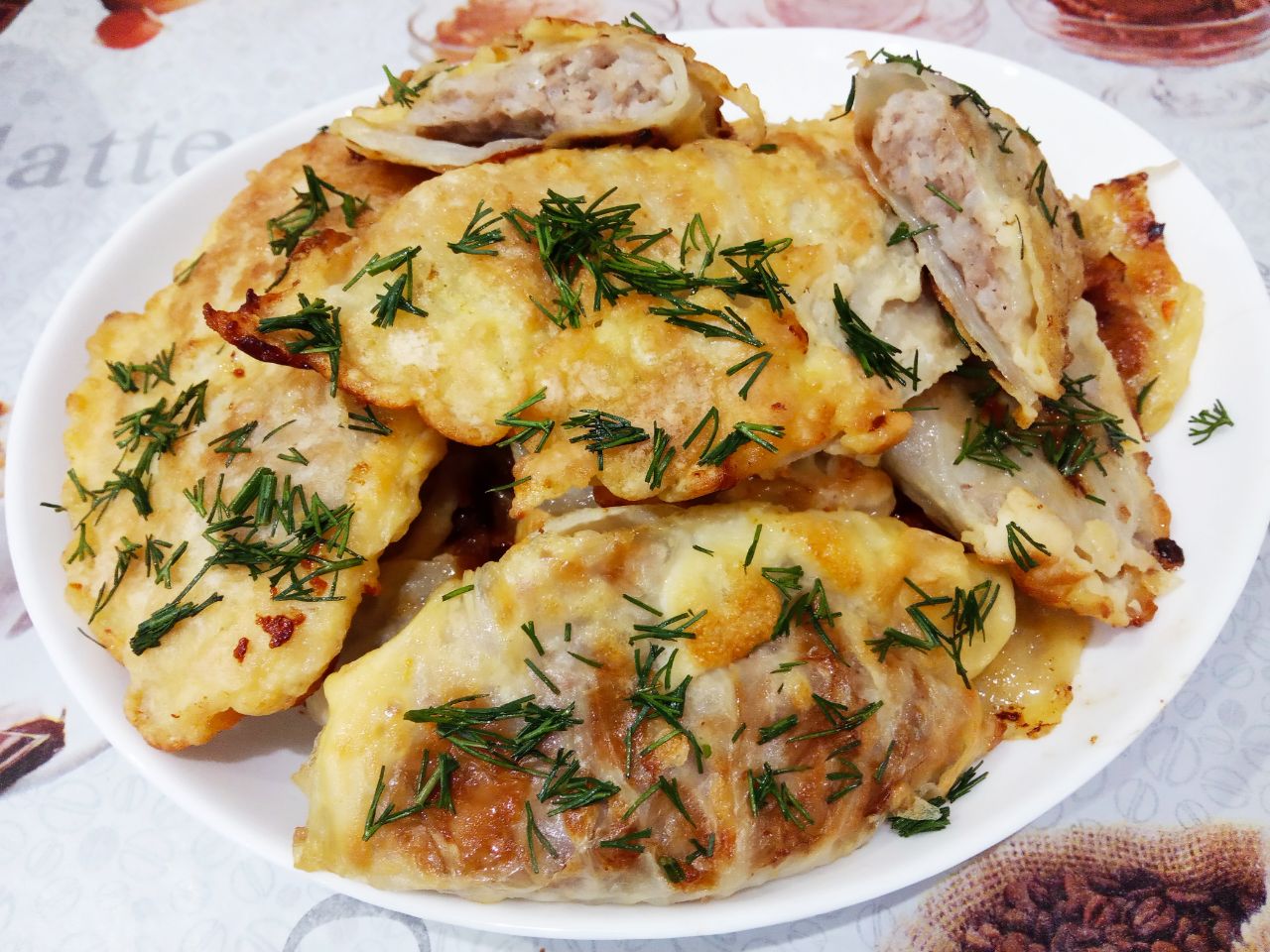 Голубцы из капусты и фарша, в кляре, жареные на сковороде, сытно и вкусно: Голубцы складываем на блюдо и посыпаем измельченной зеленью.