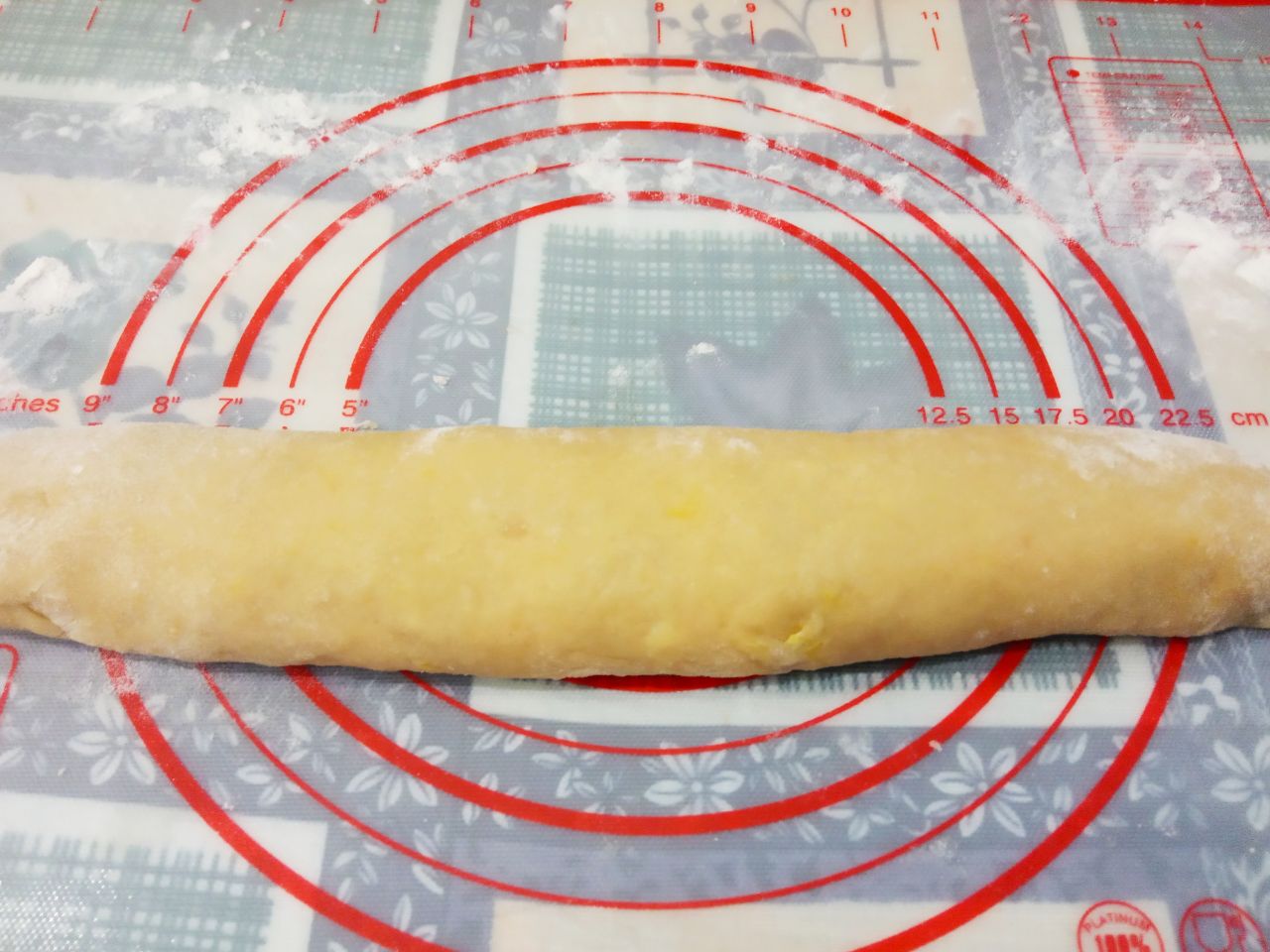Печенье с джемом и кунжутом подсушенное в духовке: Сворачиваем лист теста рулетом, края придавливаем.
