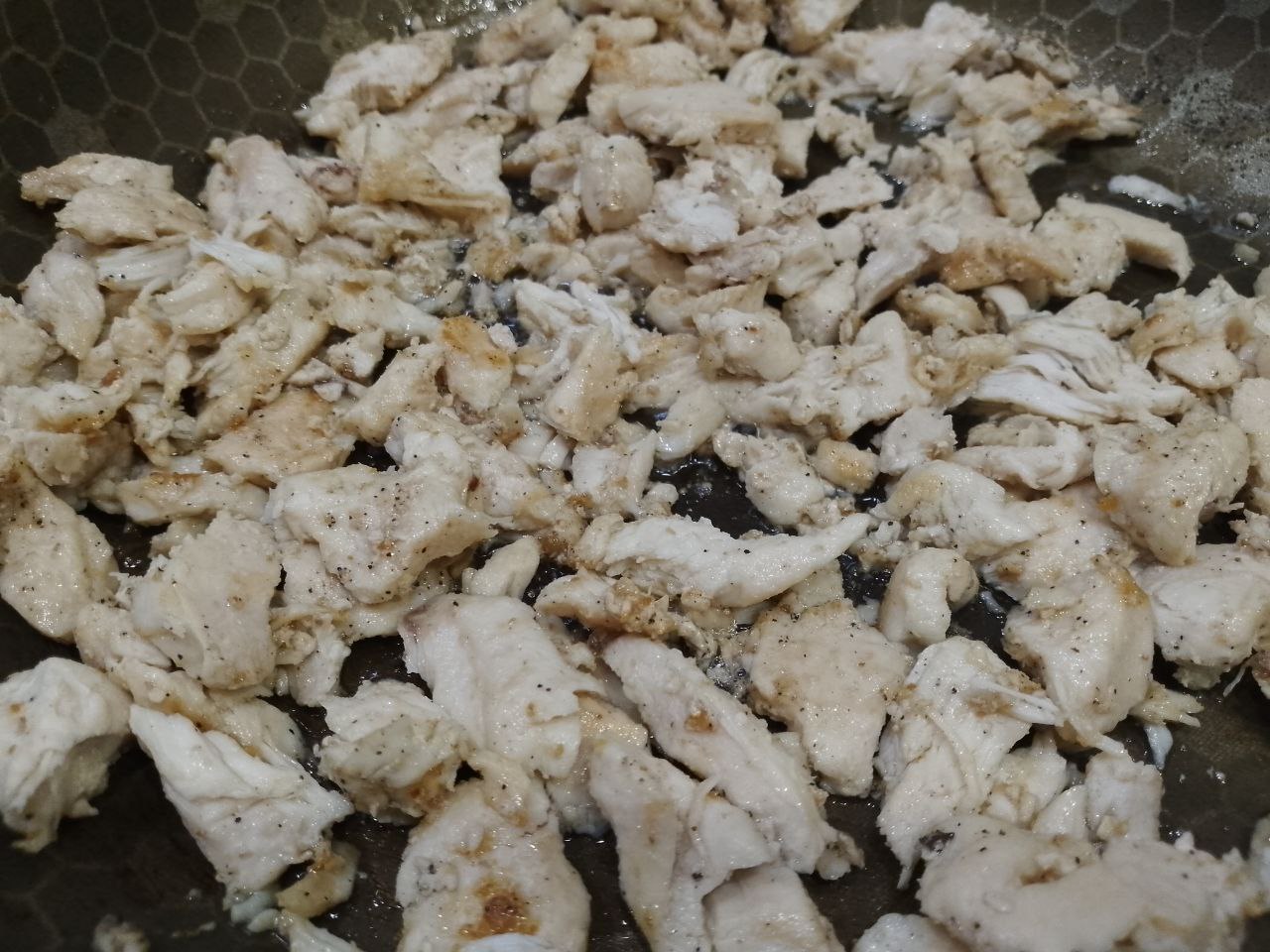 Картошка крошка нежная ароматная и сытная: В начинку я добавляю филе заранее обжаренное со специями.