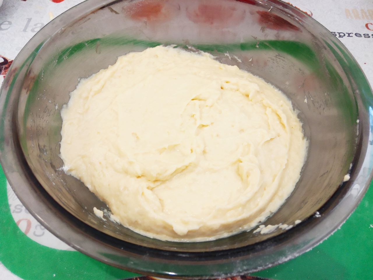 Домашний кекс с изюмом и с добавлением творога, нежный и вкусный: Частями добавляем  в смесь и размешиваем лопаткой или ложкой до однородности, тесто должно получится
