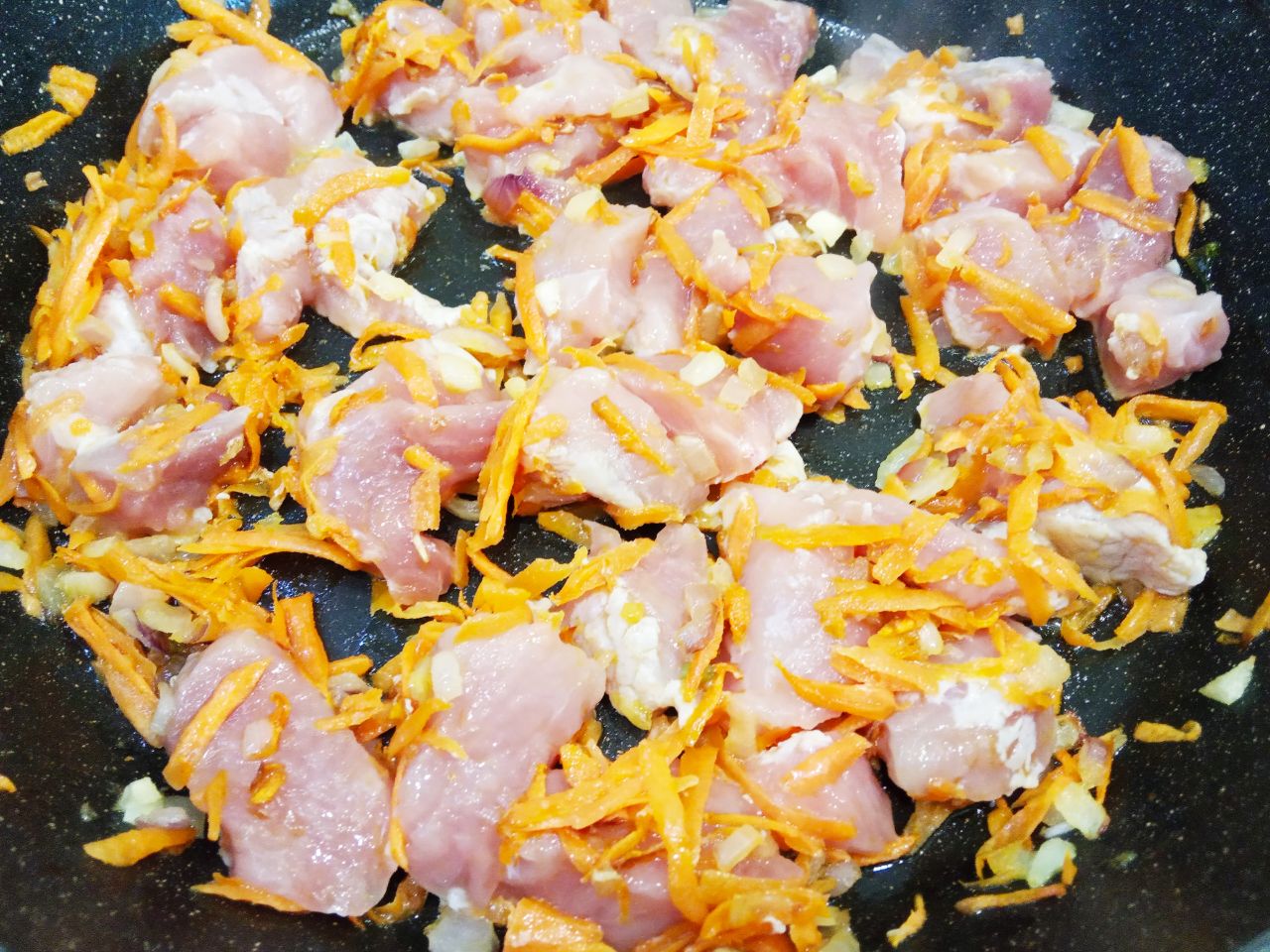 Тушеная чечевица со свининой и овощами, сытно и вкусно: Кладем кусочки мяса и также обжариваем.