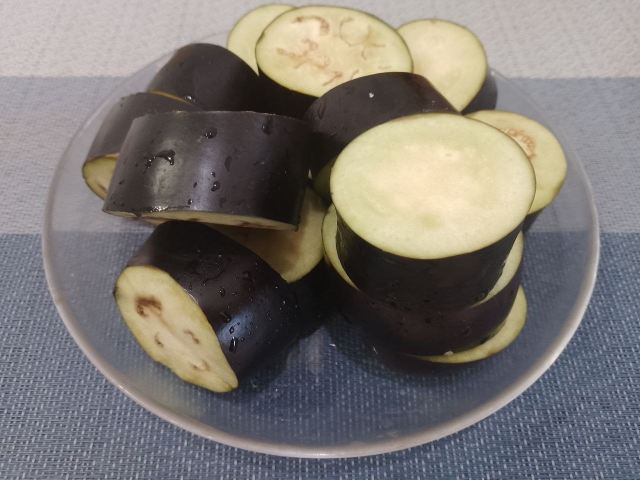 Баклажаны с мясной начинкой и сыром запеченные в духовке: Баклажаны промываем водой, обрезаем с двух сторон и разрезаем на части около 3 см. Заливаем баклажаны соленой