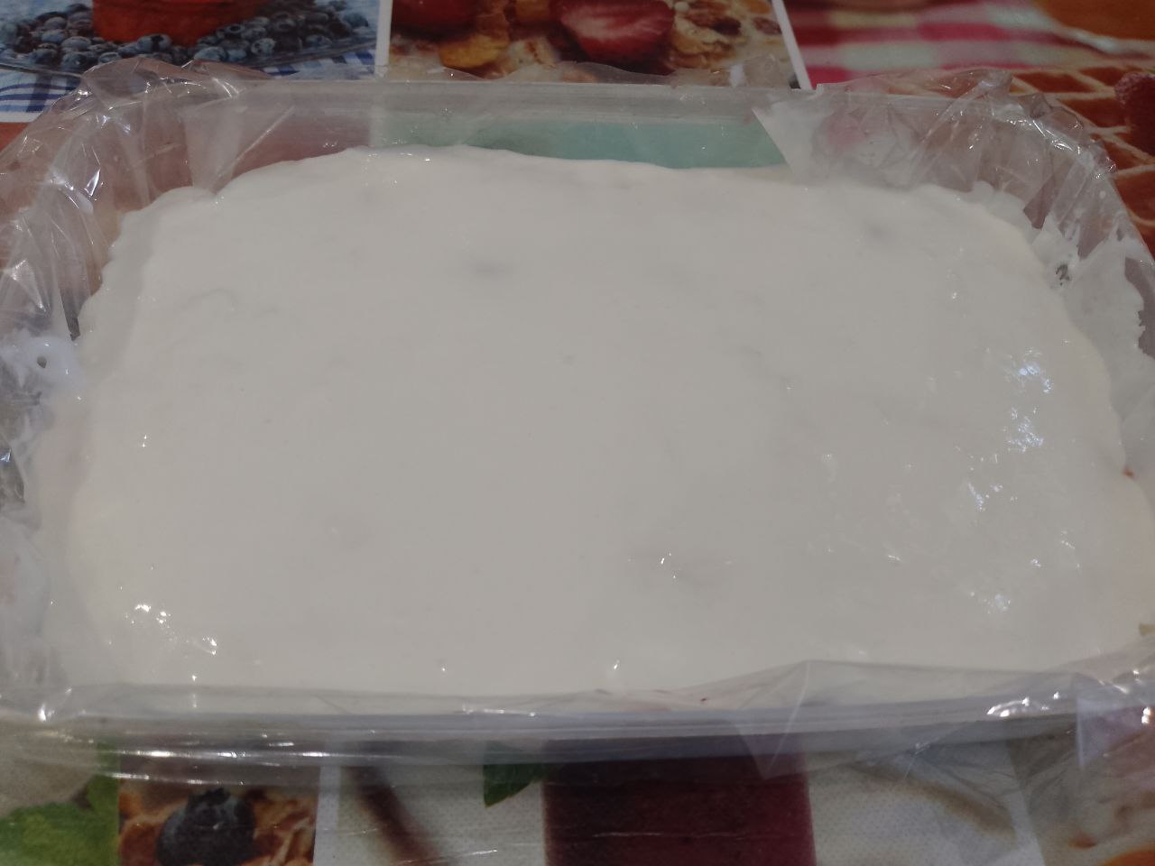 Клубничное желе из ягод клубники и сметаны, нежное и вкусное: Заливаем слой клубники оставшимся желе.