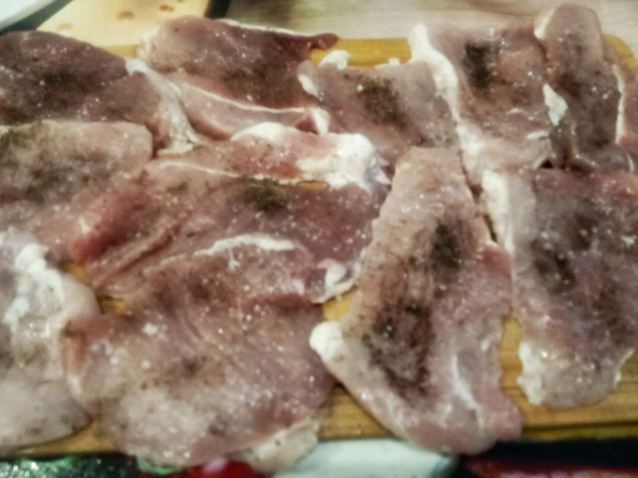 Мясные пальчики с начинкой из жареного лука: Кусочки накрываем пленкой и отбиваем молотком. Внутреннюю часть солим и перчим по вкусу.
