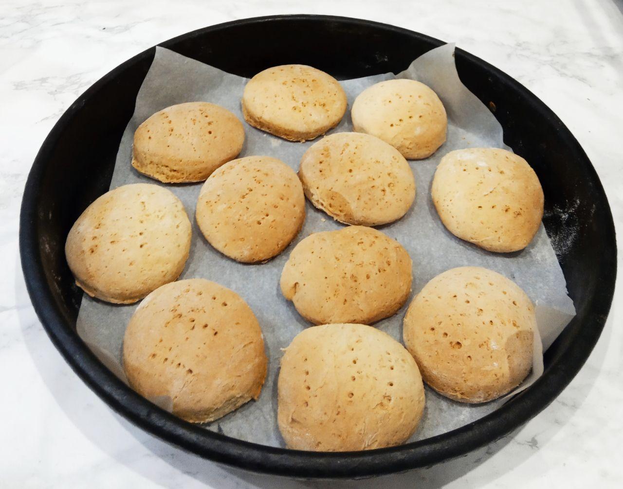 Пряники в белковой глазури, вкусные и мягкие: Выпекаем пряники до светло желтого цвета при 180 С.