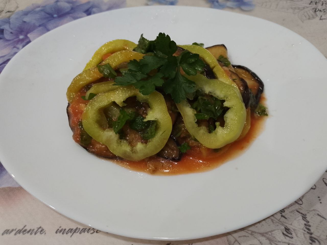 Салат из жареных баклажанов, помидоров, перца, чеснока и зелени, вкусный и аппетитный