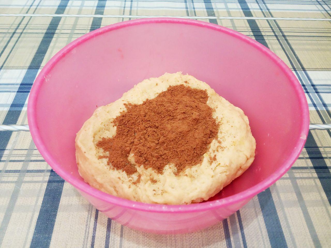 Печенье рулетики к чаю, вкусно и просто: Тесто разделяем на две части.7. В одну часть добавляем какао, вымешиваем тесто пока какао равномерно