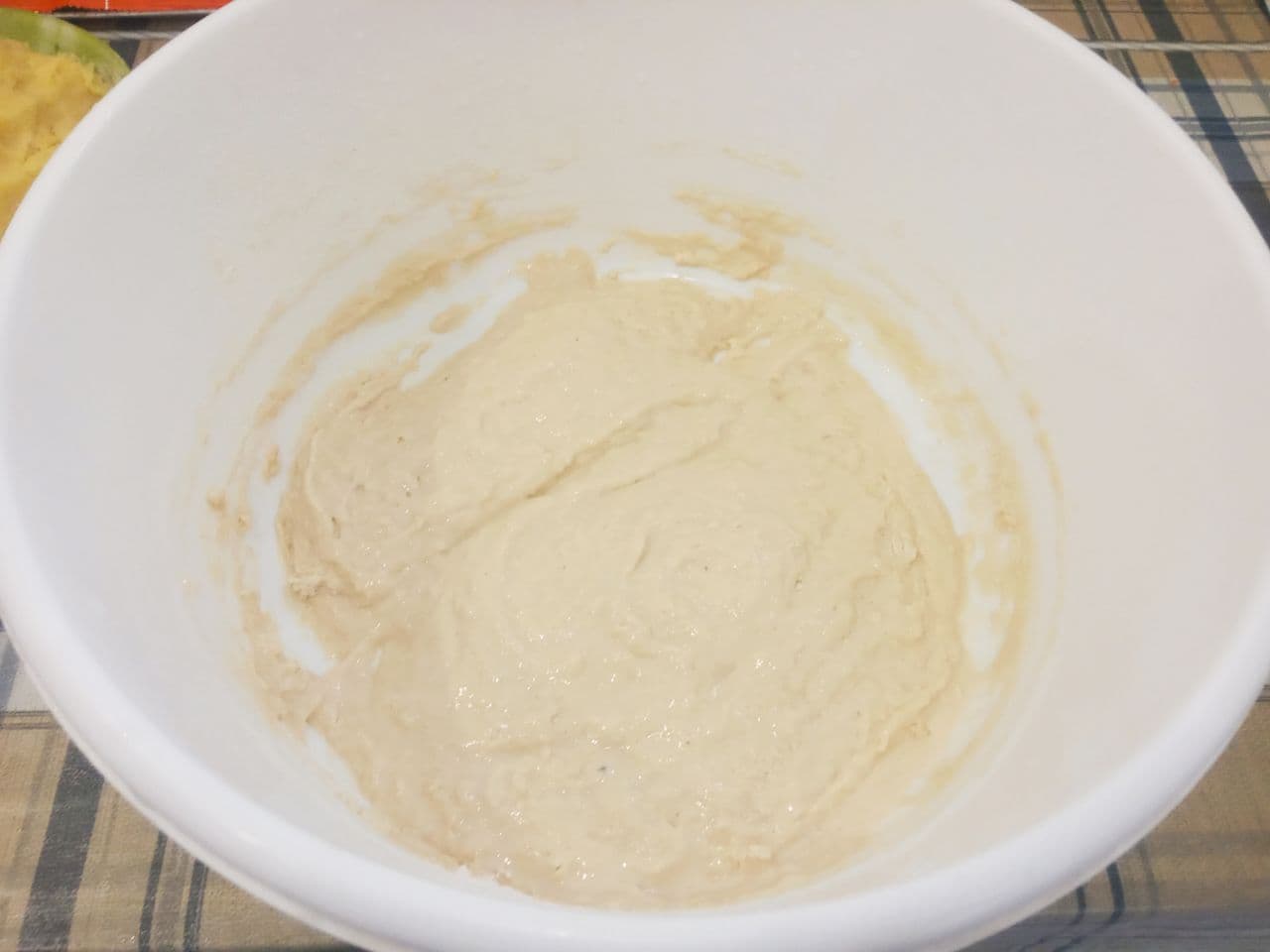 Пирожки с мясной начинкой из картофельного дрожжевого теста, жареные на сковороде: Добавляем к разведенным дрожжам яйцо и муку, хорошо размешиваем.