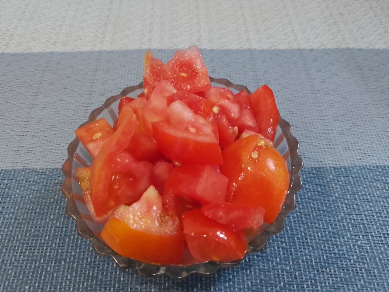 Баклажаны с луком, морковью и помидорами, на сковороде: Помидоры промываем, отрезаем плодоножки и разрезаем.