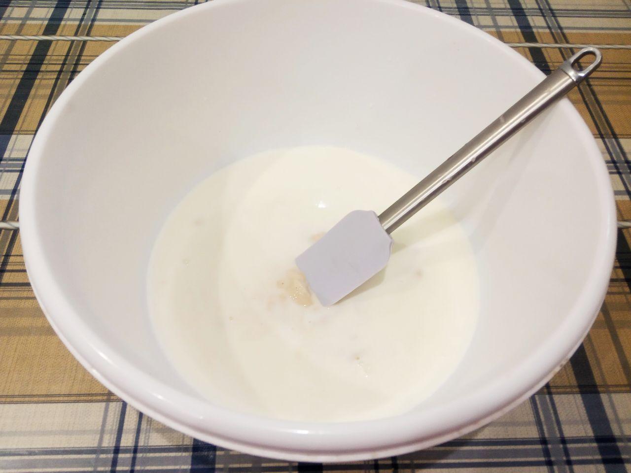 Жареные пончики без яиц с начинкой и с кунжутом: Дрожжи разводим в теплом молоке.