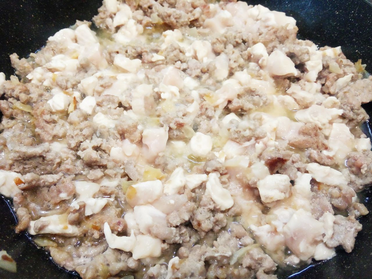 Картофельные гнёзда с мясной начинкой, сладким перцем и сыром: Выкладываем фарш и филе, хорошо перемешиваем. Добавляем по вкусу соль, перец и соевый соус, размешиваем.