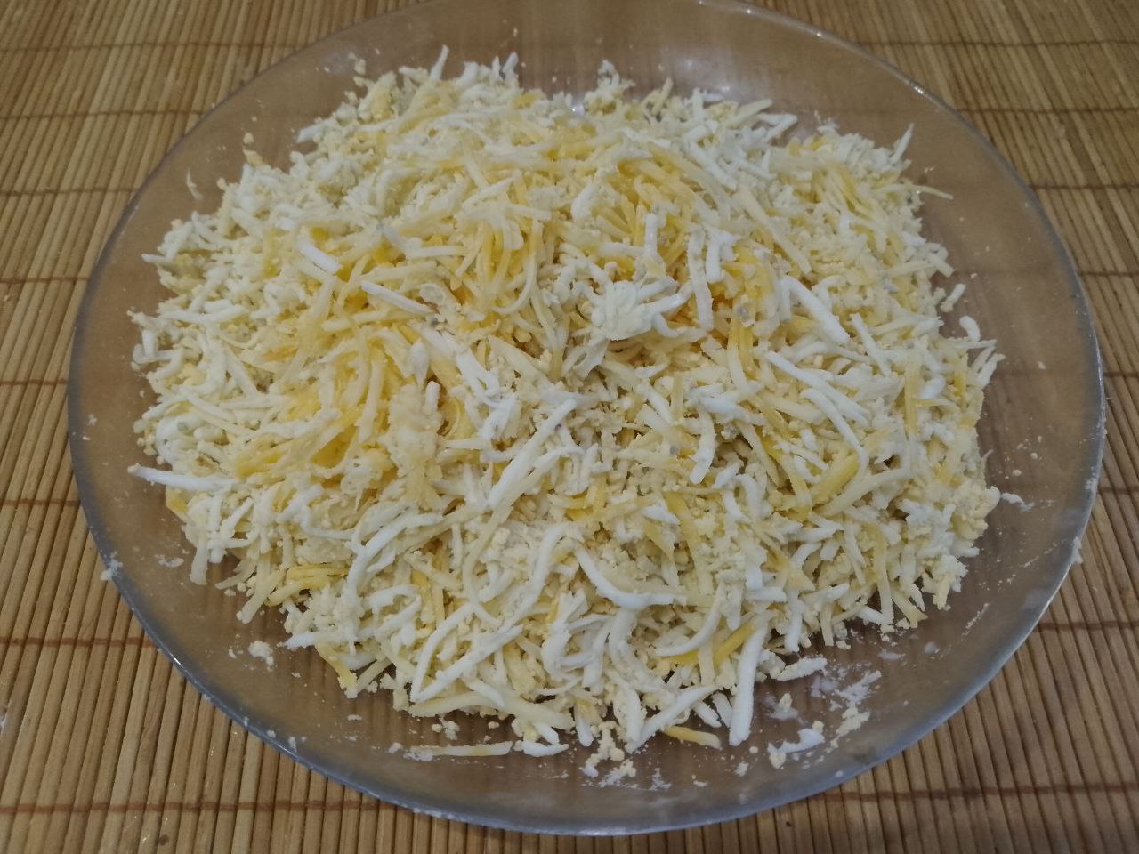 Котлеты с начинкой из яиц и сыра, в кляре, вкусные и сытные: Соединяем яйца, сыр, сливочное масло, солим по вкусу, хорошо перемешиваем.