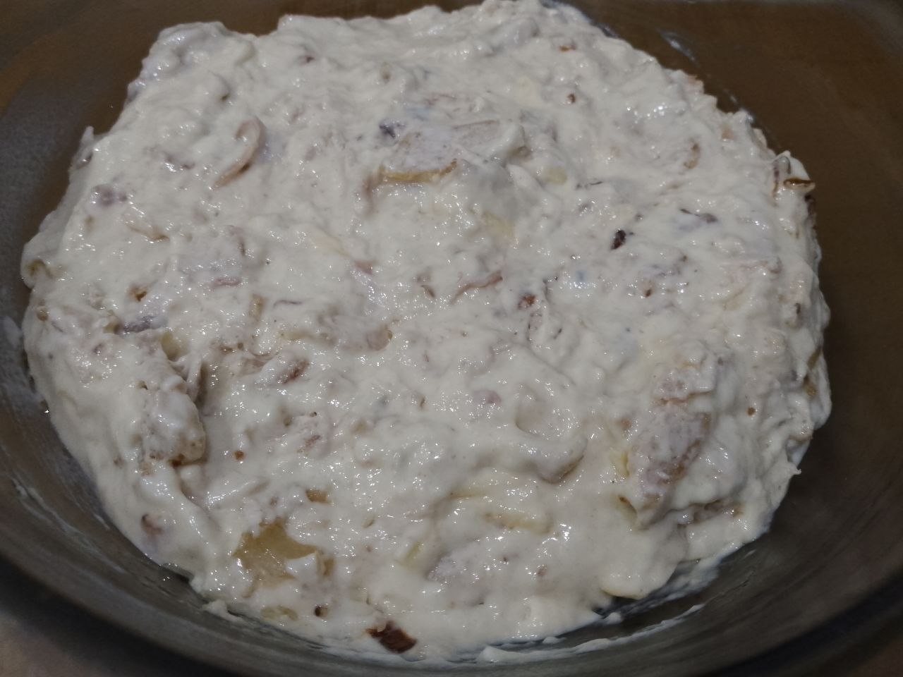 Заливной пирог с мясом и луком, вкусный и сытный: Выкладываем начинку и половину тертого сыра, перемешиваем.