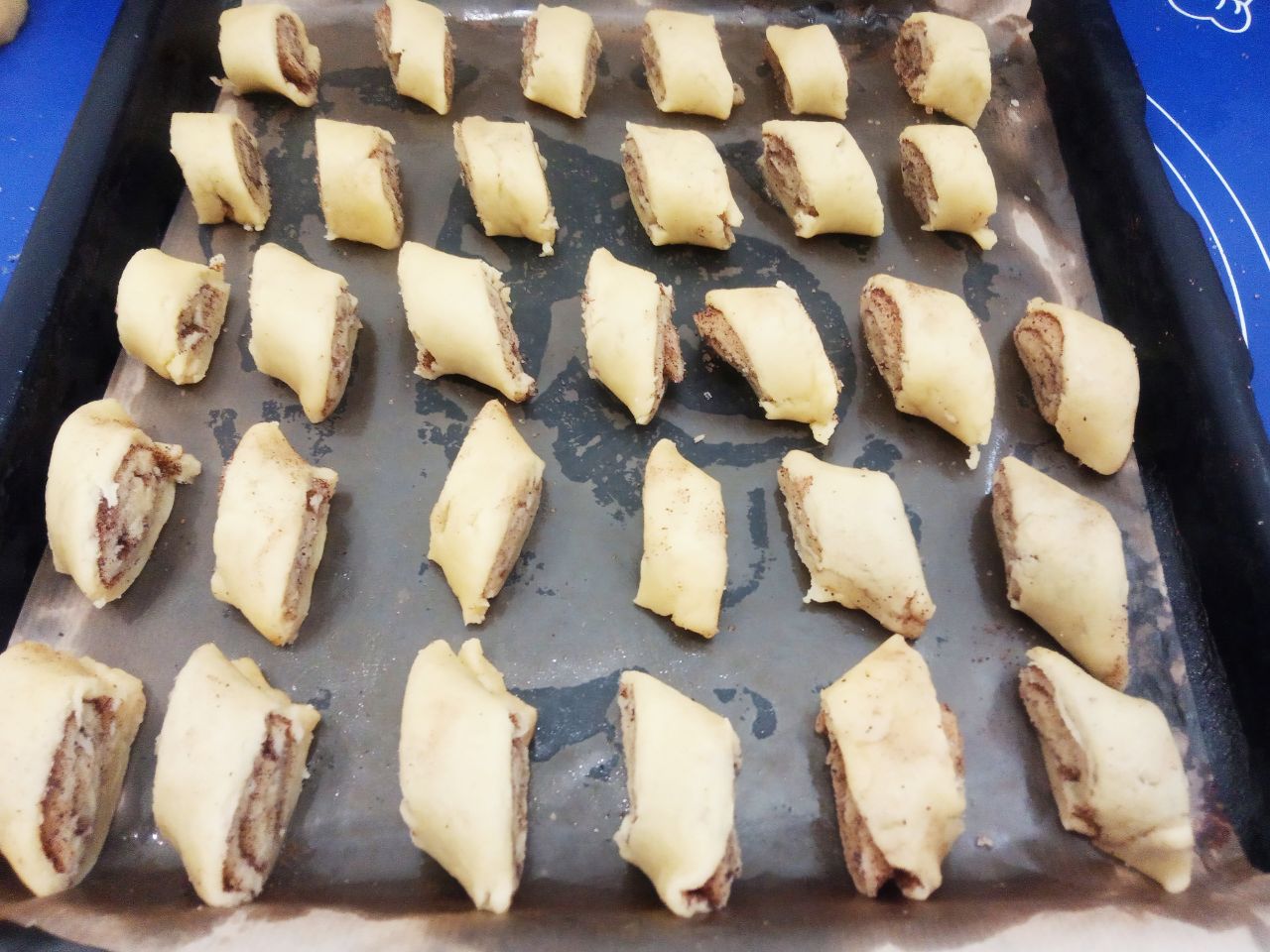 Печенье с корицей и мучной крошкой, песочное и рассыпчатое: Противень застилаем пергаментом и укладываем печенье с корицей. Сверху печенье посыпаем мучной крошкой.
