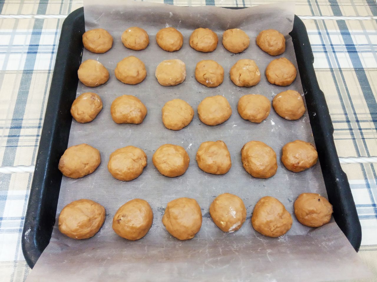 Кофейное печенье с изюмом на растительном масле, мягкое и воздушное: Тесто разделяем на небольшие шарики и укладываем на противень застланный пергаментом.