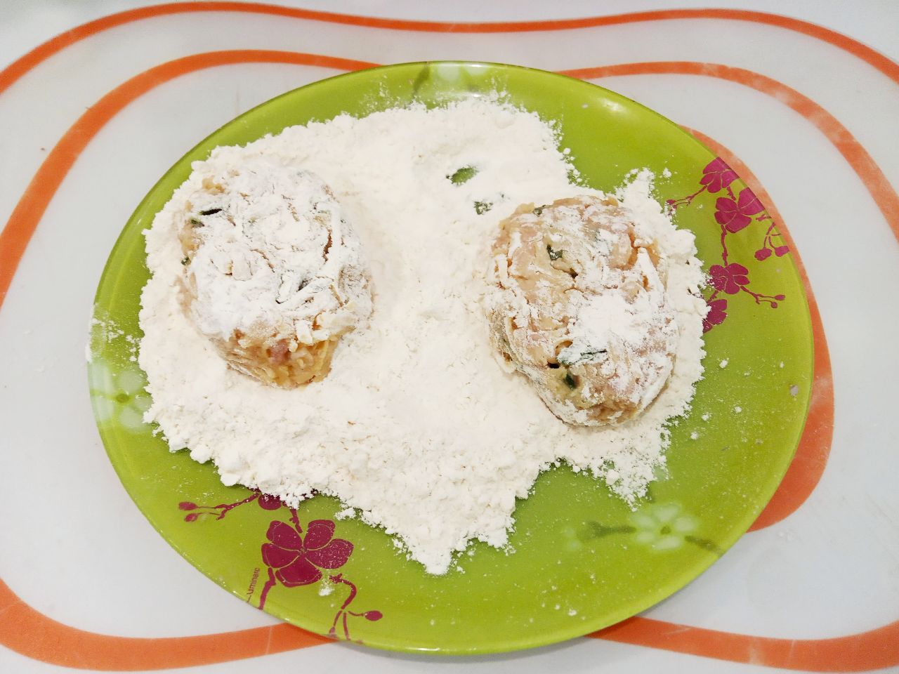 Котлеты из тертого картофеля, фарша и зеленого лука, вкусно и сытно: Формируем котлеты и обваливаем в муке.