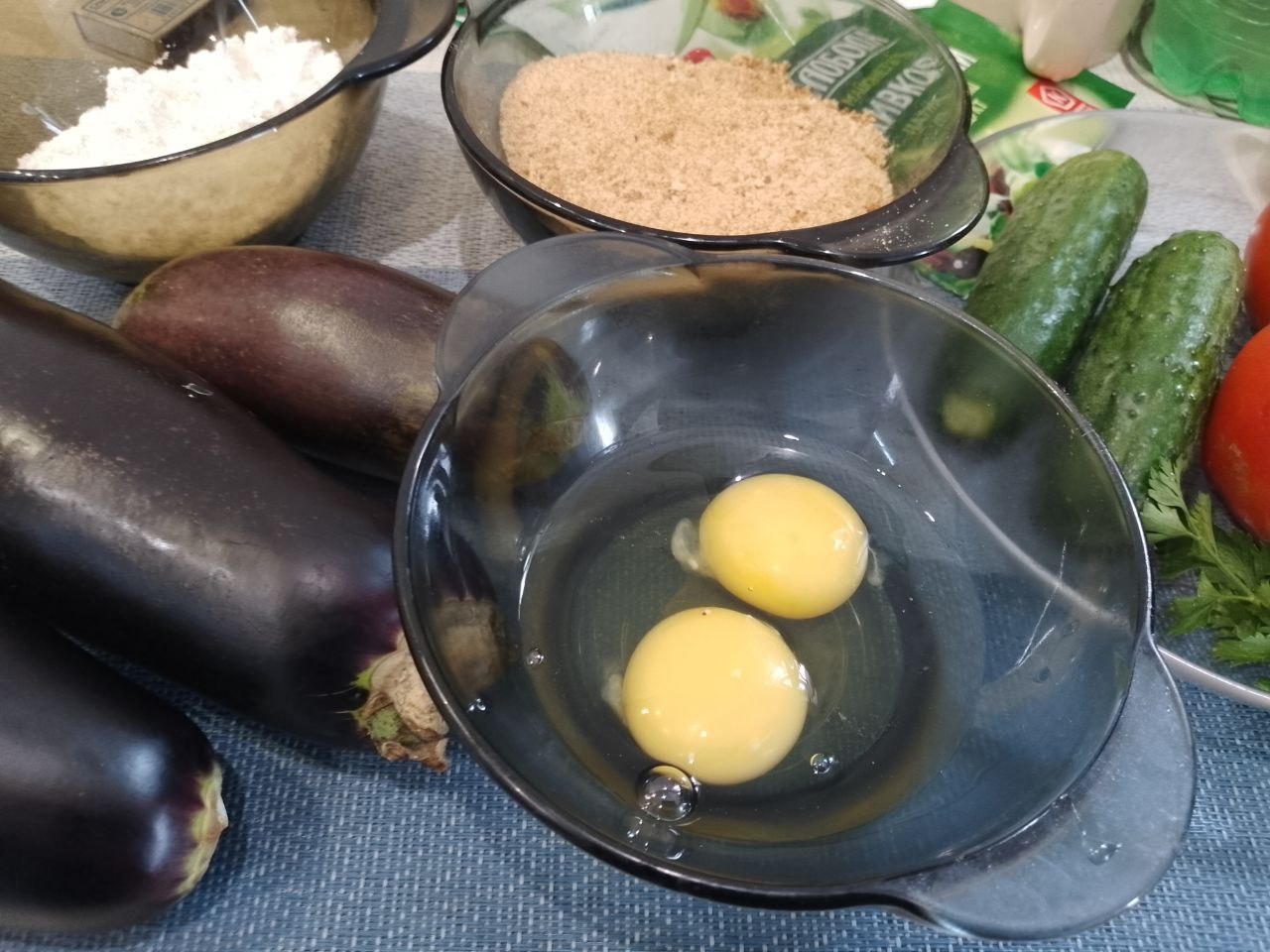 Баклажаны в яичном кляре и панировочных сухарях, с овощами