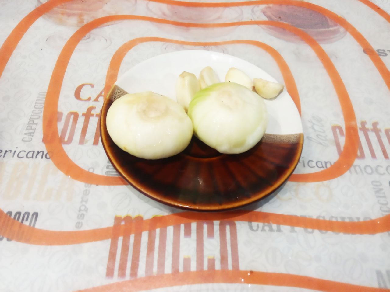 Рулет из свинины с грибами, запеченный в рукаве, вкусный и аппетитный: Лук очищаем от шелухи, промываем и пропускаем через мясорубку или натираем на средней терке.