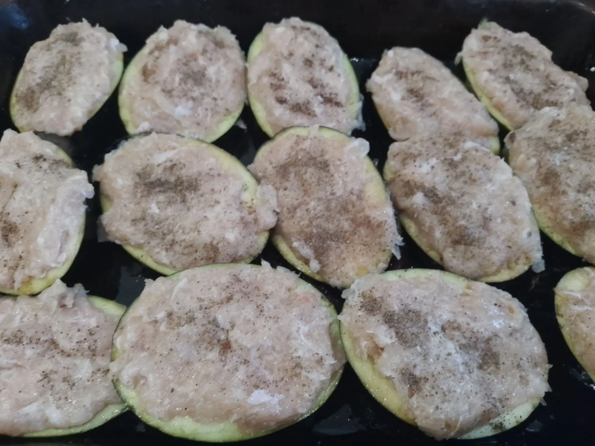 Баклажаны запеченные в духовке с фаршем, сыром и помидорами: выкладываем фарш на баклажаны