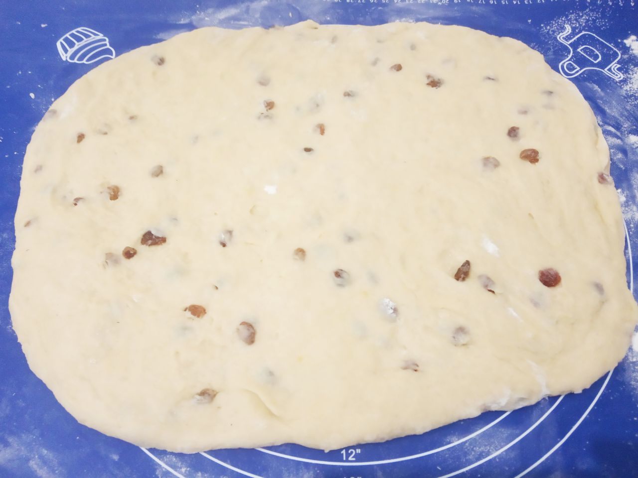 Простой рецепт пряников на кефире с изюмом, просто и вкусно: Раскатываем тесто листом толщиной до 1 сантиметра.