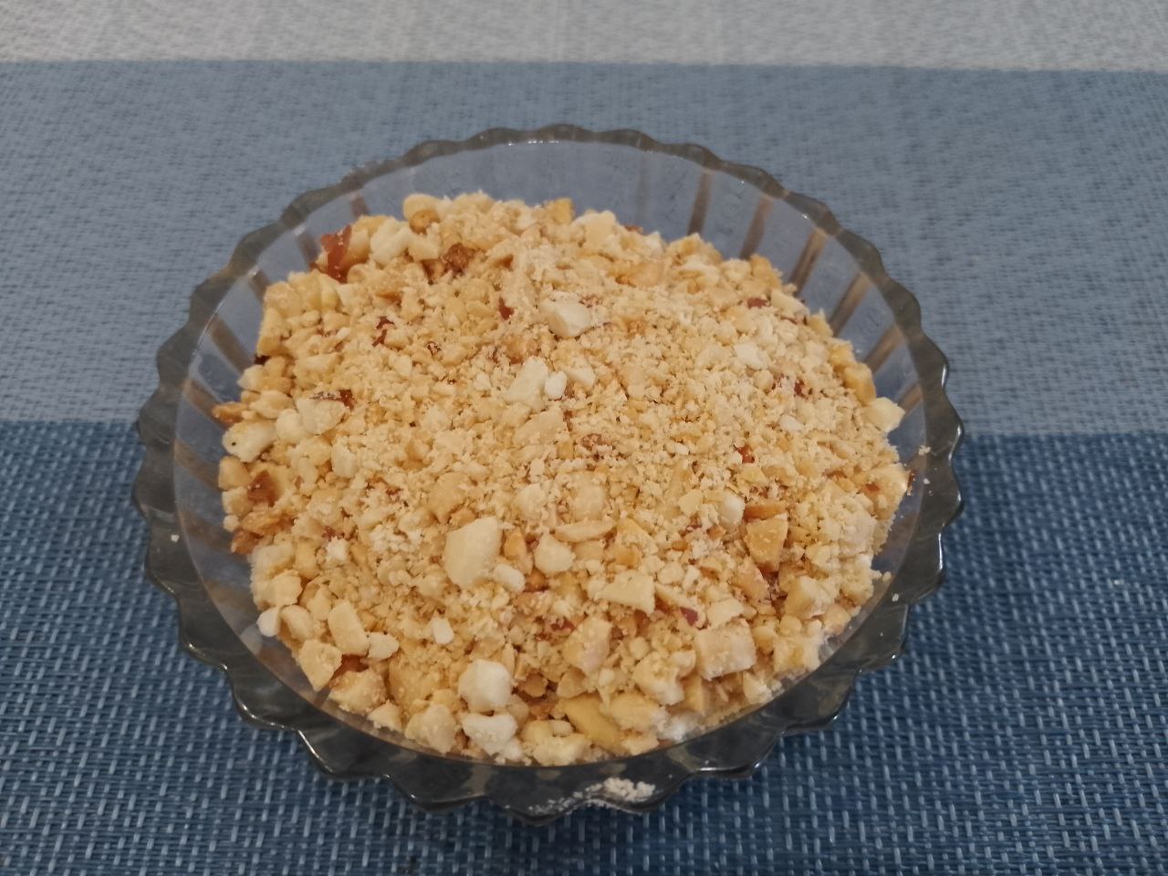 Домашние пирожные «Картошка», вкусно и просто: В плотный пищевой полиэтиленовый пакет кладем орехи и скалкой раскатываем пока орехи не станут мелкими.
