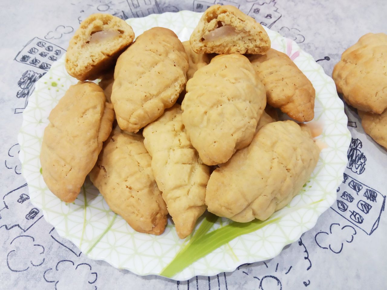 Домашнее песочное печенье с яблоками: Испеченное печенье выкладываем на блюдо, охлаждаем и подаем к чаю. По желанию можно посыпать сахарной пудрой.