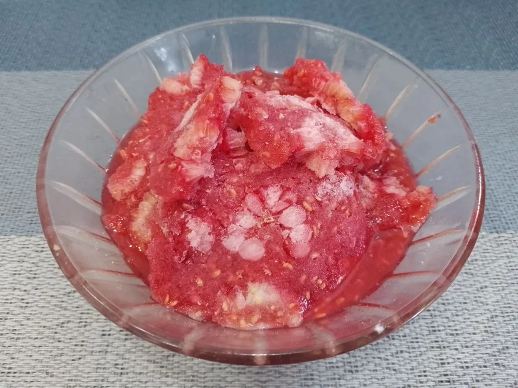 Песочные пирожные с замороженной малиной и в сахарной глазури: Замороженную малину достаем из морозилки и размораживаем.