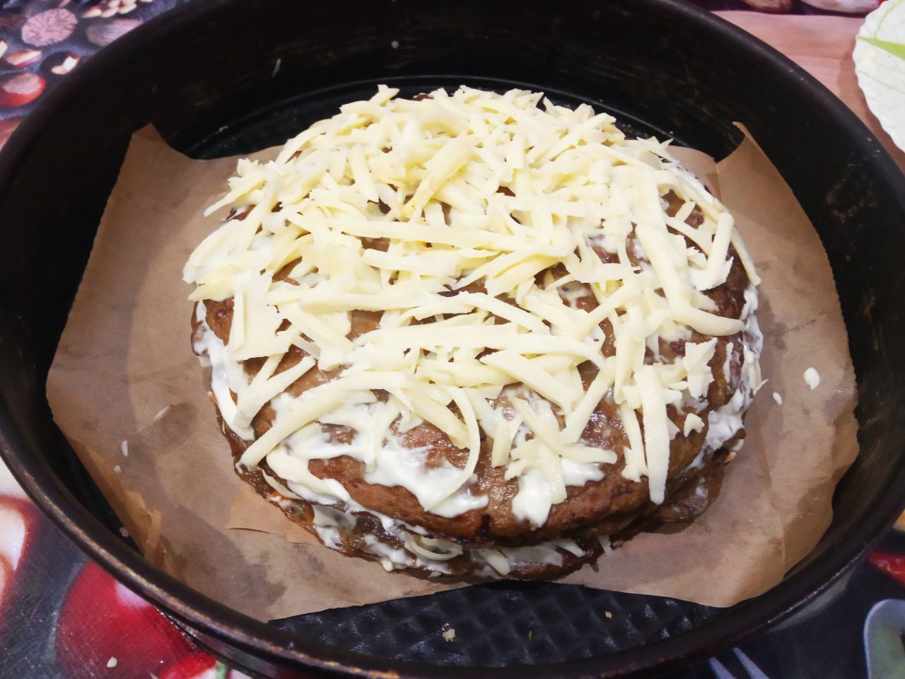 Простой рецепт торта из печени, сыра, лука и моркови: Разогреваем духовку и ставим торт на 10 минут, чтобы образовалась вкусная сырная корочка.