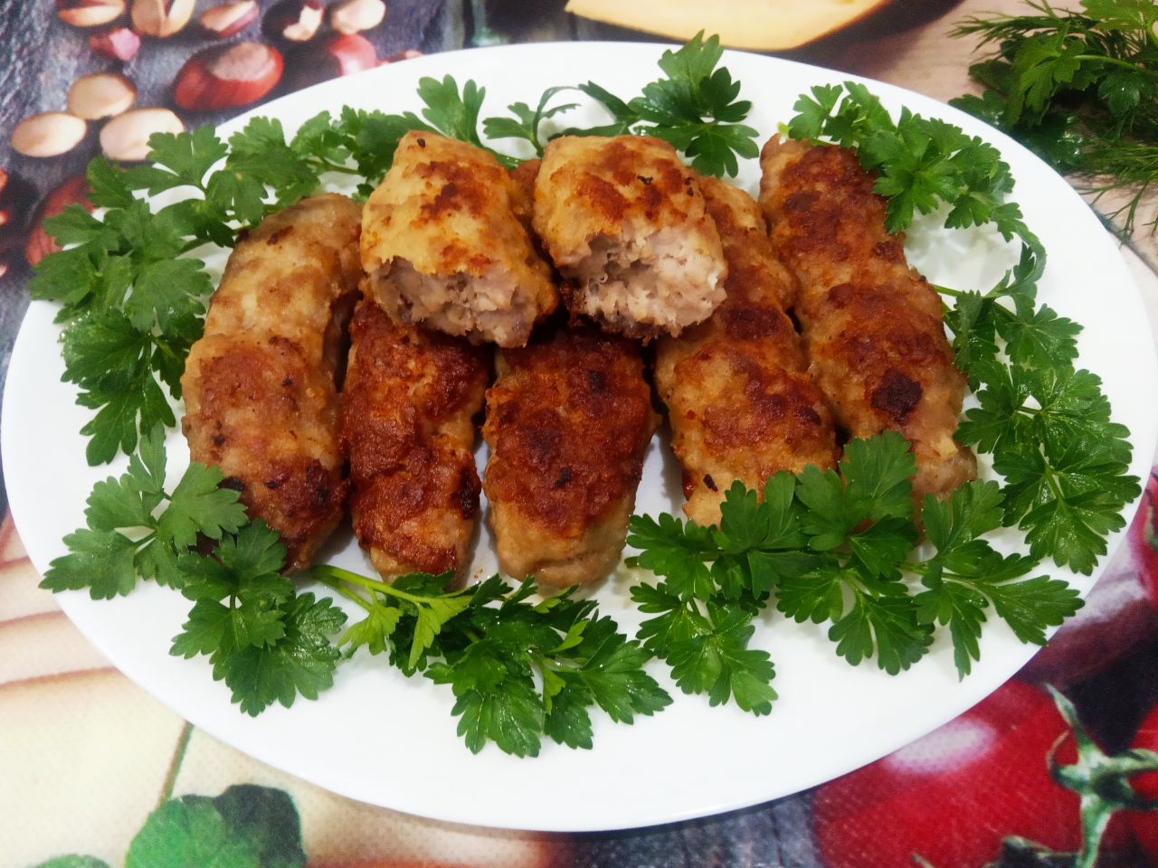 Мясные колбаски, жареные на сковороде, вкусные и аппетитные: Обжаренные колбаски выкладываем на блюдо или сковороду если нужно прокипятить. В сковороду с колбасками
