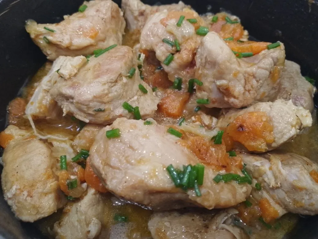 Тушеное мясо свинины с овощами: Когда мясо станет мягким, достаем лавровый лист, снимаем сотейник с огня и посыпаем готовое блюдо