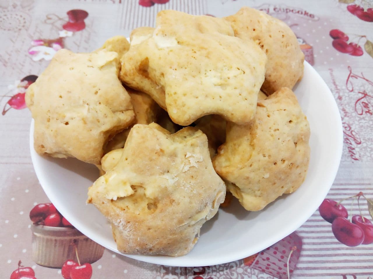 Рассыпчатое печенье с яблоками из небольшого количества ингредиентов: Испеченное печенье выкладываем на блюдо и по желанию можно посыпать сахарной пудрой.