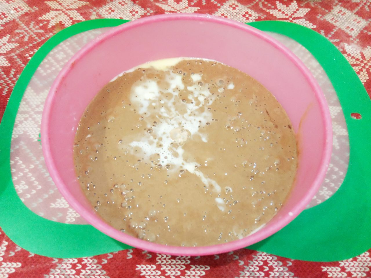 Шоколадный молочный пирог с клубникой: Выливаем оставшееся молоко и размешиваем.