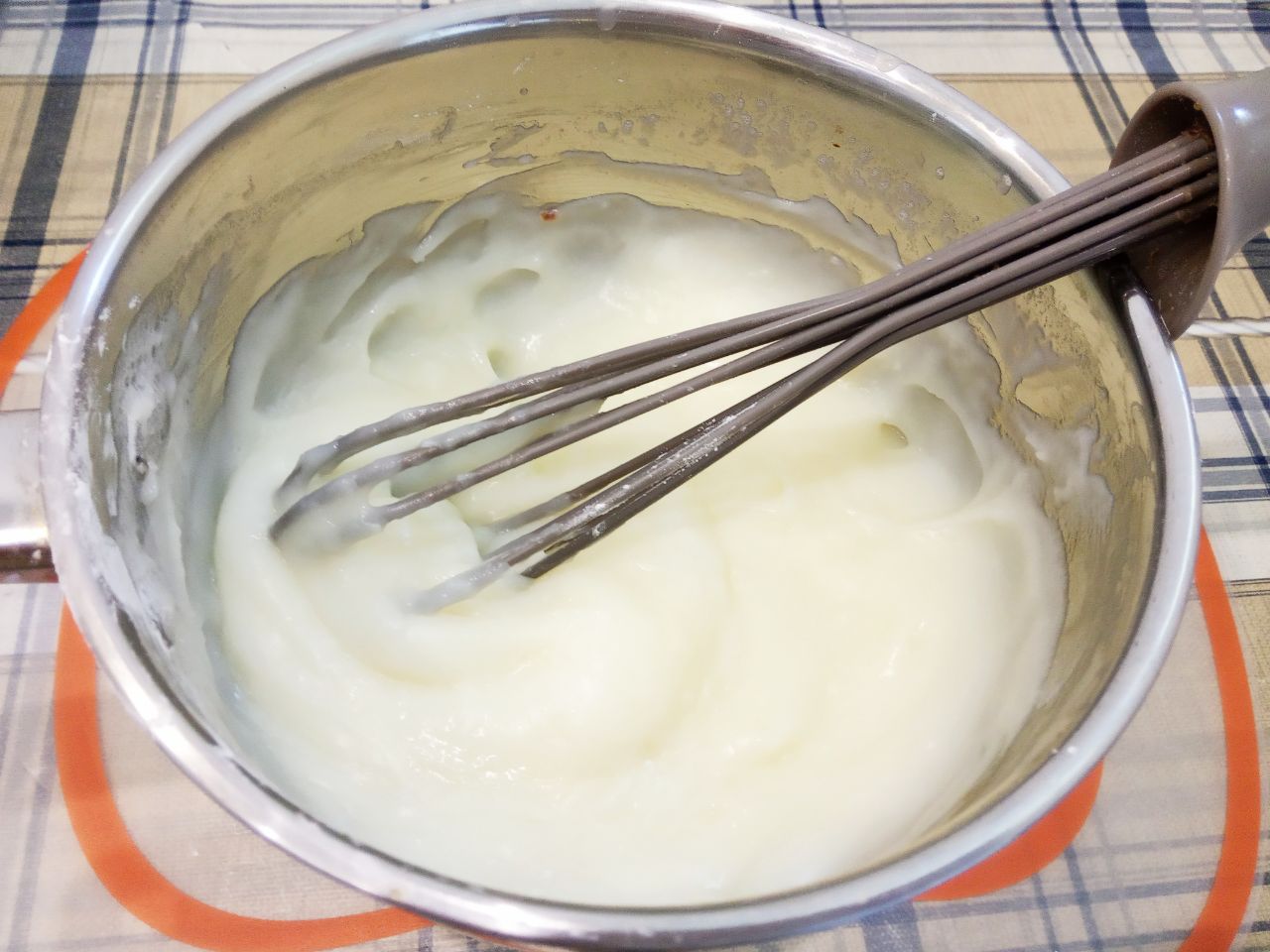 Воздушные и нежные булочки с заварным кремом и изюмом: Ставим сотейник на огонь, постоянно размешиваем, доводим до кипения и кипятим пока не загустеет. Снимаем крем