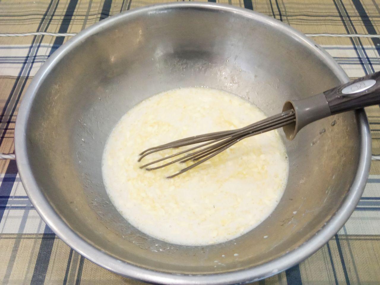 Булочки воздушные и слоистые, с крошкой: Сливочное масло растапливаем на водяной бане и добавляем в смесь, тщательно размешиваем венчиком.