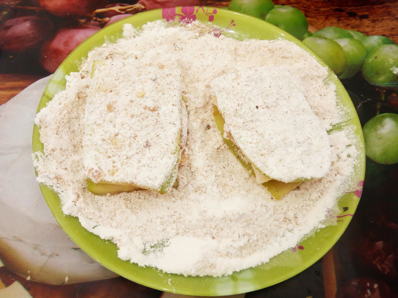 Кабачки с начинкой из помидоров и сыра, жареные в яичном кляре: Сковороду разогреваем с растительным маслом. Полоски кабачков обваливаем в смеси из муки и панировочных