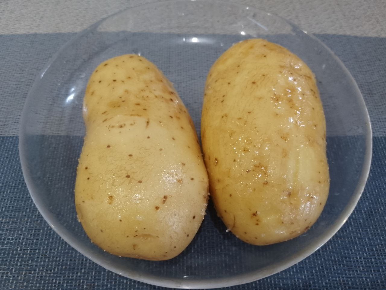 Картошка крошка нежная ароматная и сытная: Картофель натираем солью и смазываем растительным маслом.