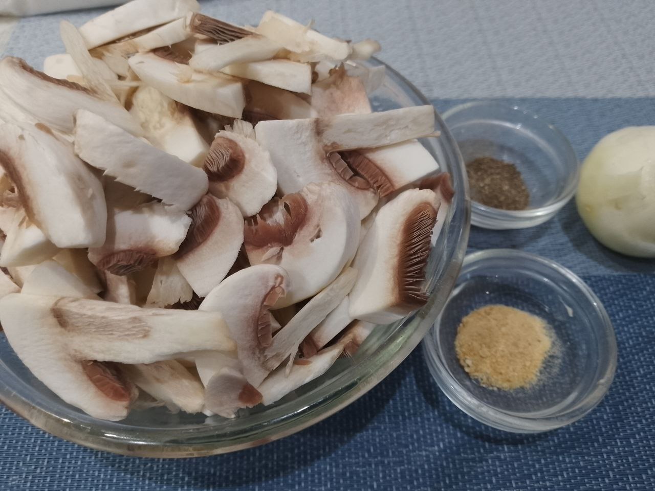 Зразы из куриного мяса, грибов и сыра, в духовке: Грибы промываем, очищаем и разрезаем на ломтики.