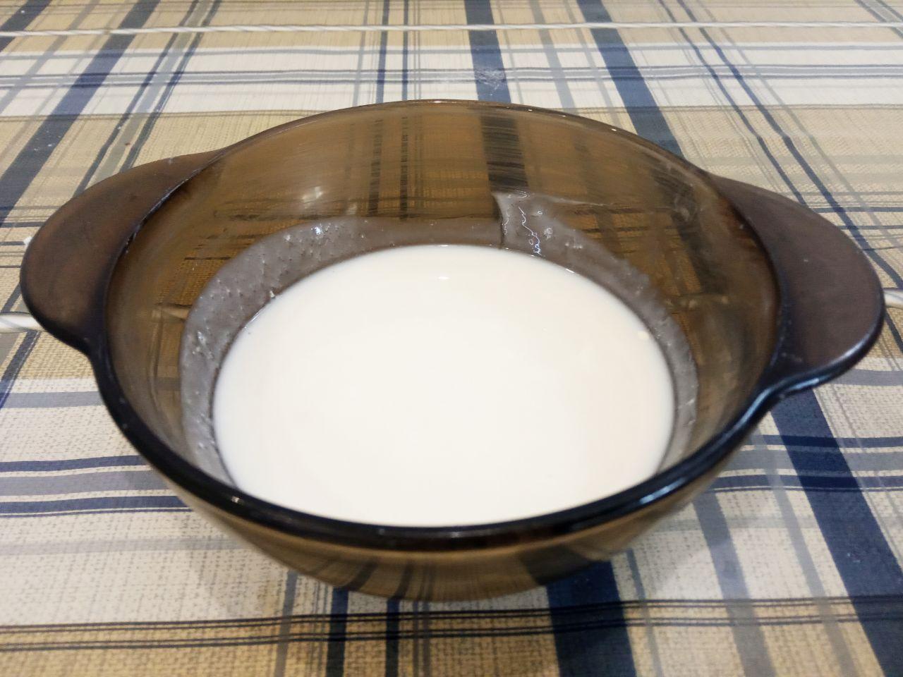 Сосиски в тесте и пампушки в чесночной заливке, вкусно и просто: Половину кефира подогреваем, дрожжи измельчаем и добавляем в кефир, размешиваем.